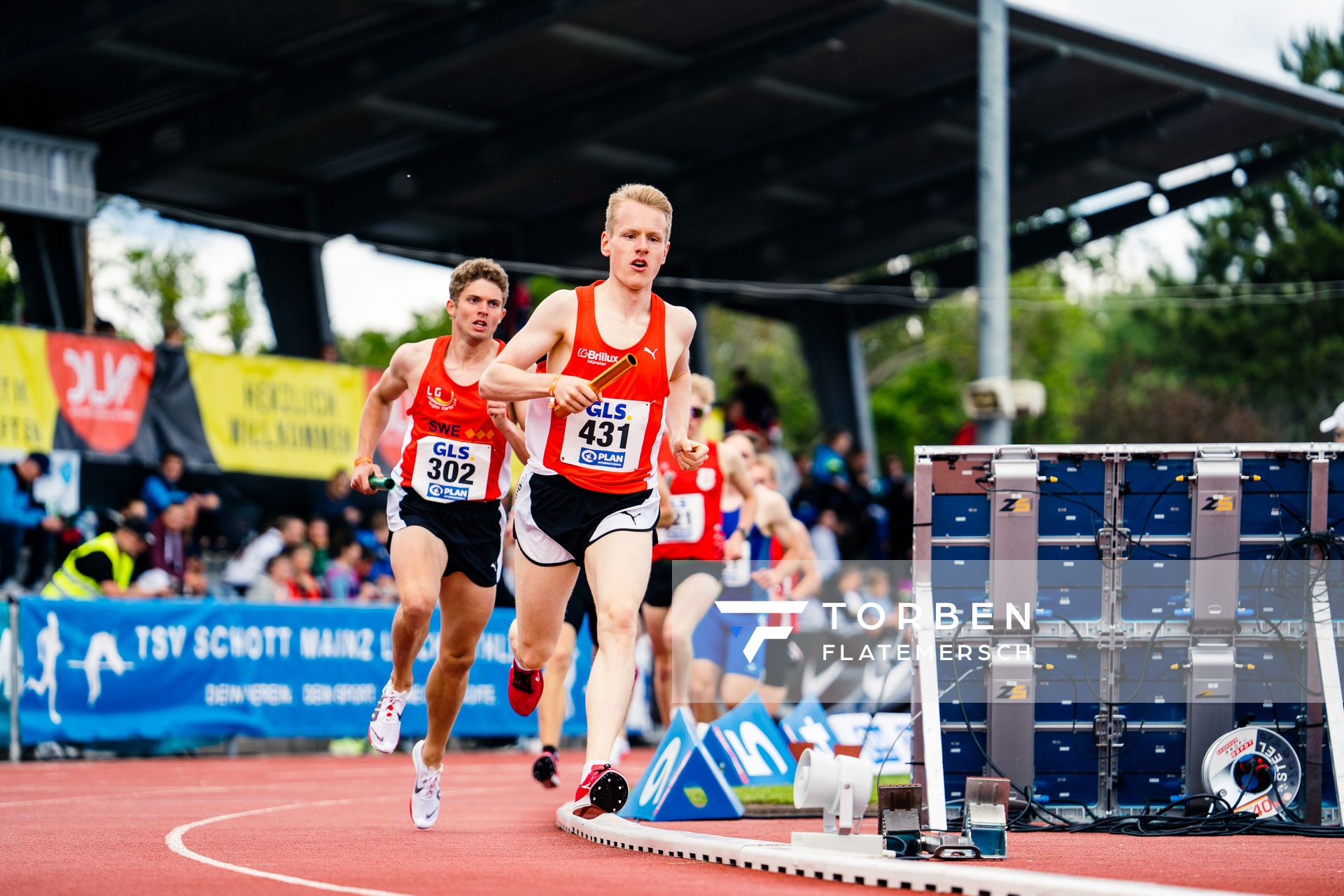 Jens Kassebeer (LG Brillux Muenster) vor Johannes Hein (LG Region Karlsruhe) am 29.05.2022 waehrend der Deutschen Meisterschaften Langstaffel im Otto-Schott-Sportzentrum in Mainz